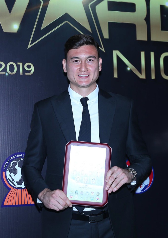 Xuất hiện trong Đội hình tiêu biểu đồng nghĩa Lâm "Tây" là thủ thành hay nhất Đông Nam Á năm qua