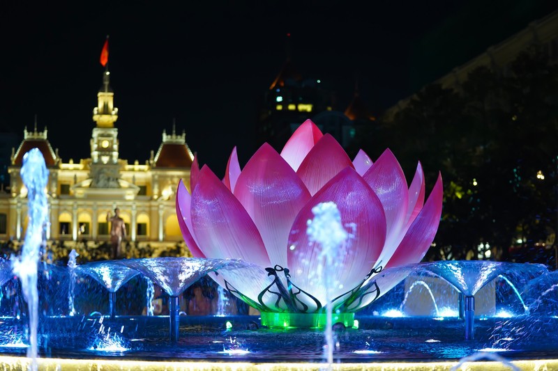 Biểu tượng trung tâm là hoa sen hồng Biểu tượng trung tâm là hoa sen hồng