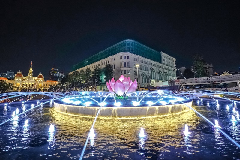 Hài hòa với các kiến trúc khác ở xung quanh khu vực trung tâm Hài hòa với các kiến trúc khác ở xung quanh khu vực trung tâm