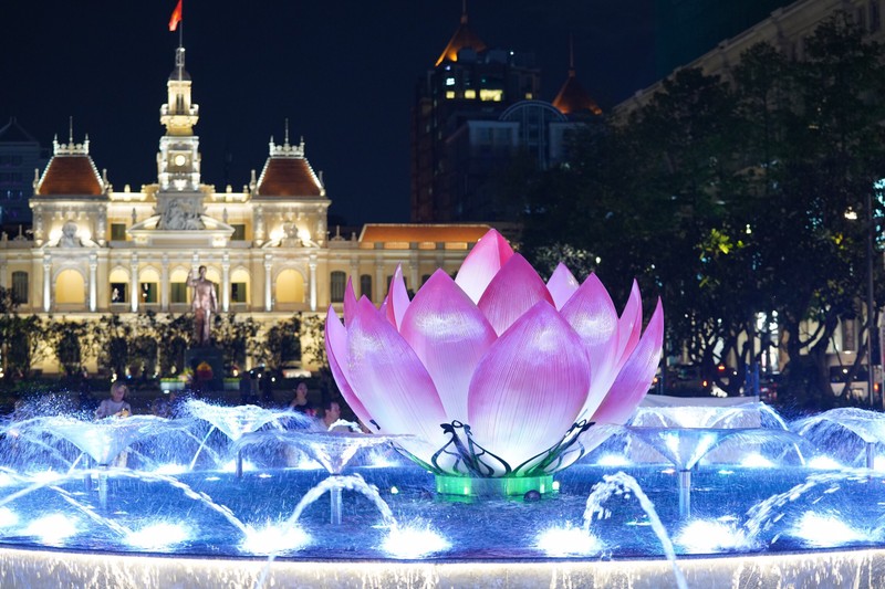 Đài phun nước nghệ thuật trên phố đi bộ Nguyễn Huệ, trước UBND TP.HCM Đài phun nước nghệ thuật trên phố đi bộ Nguyễn Huệ, trước UBND TP.HCM
