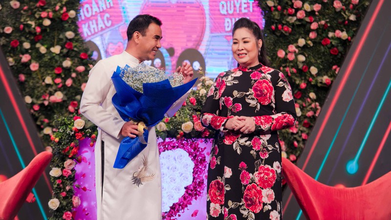 Thời trang “kỳ quặc” mùa dịch COVID-19 của sao Việt ảnh 7 NSND Hồng Vân mai mối chàng trai giống hệt Quyền Linh thời trẻ
