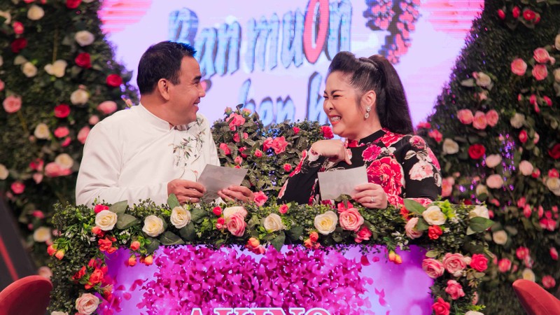 Ông mai bà mối Quyền Linh và Hồng Vân "làm khó" cặp đôi bằng nhiều câu hỏi Ông mai bà mối Quyền Linh và Hồng Vân