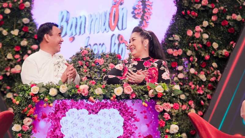 Ông mai bà mối bị thuyết phục bởi sự tự tin và ý nhị của chàng trai Ông mai bà mối bị thuyết phục bởi sự tự tin và ý nhị của chàng trai