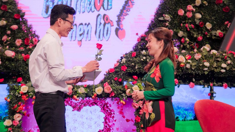 Cặp đôi hoan hỉ đến với nhau, mong ước về một mái ấm sum vầy Cặp đôi hoan hỉ đến với nhau, mong ước về một mái ấm sum vầy