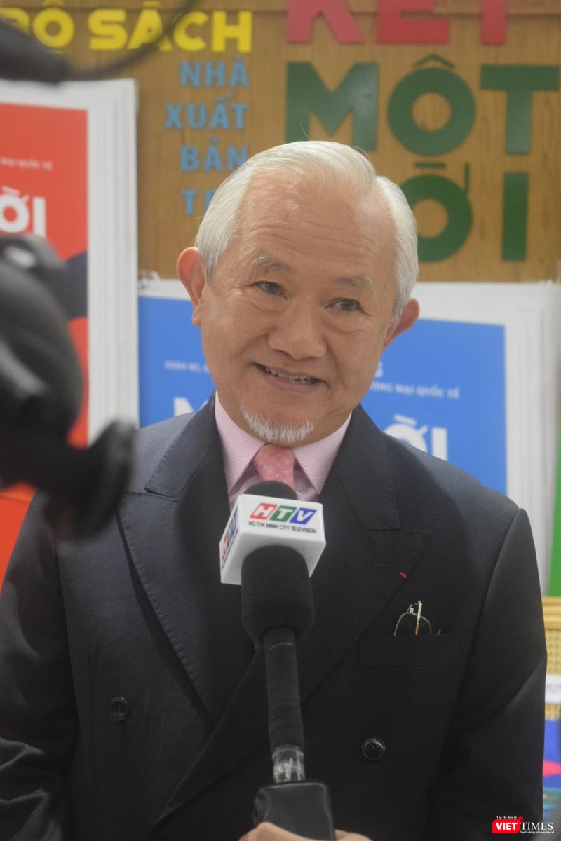 Thầy Phan Văn Trường chia sẻ muốn dành trọn nội dung và thông điệp của bộ sách này cho bạn đọc trẻ Thầy Phan Văn Trường chia sẻ muốn dành trọn nội dung và thông điệp của bộ sách này cho bạn đọc trẻ