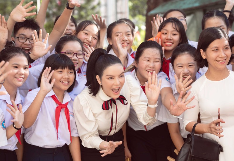 Vui vẻ, hòa đồng cùng các em học sinh