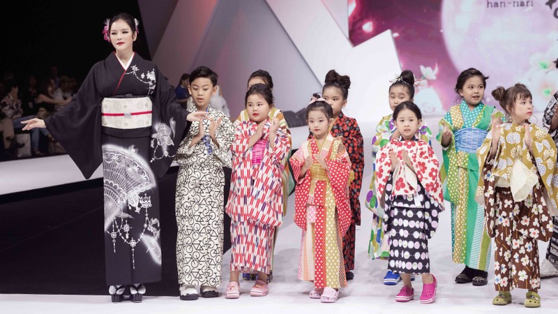 Cận cảnh siêu xe Rolls Royce 40 tỷ của kiều nữ Lý Nhã Kỳ ảnh 7 Lý Nhã Kỳ mặc Kimono làm vedette trong show của nhà thiết kế Nhật Bản