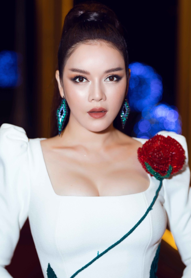Người đẹp khoe vòng 1 bốc lửa căng đầy Người đẹp khoe vòng 1 bốc lửa căng đầy
