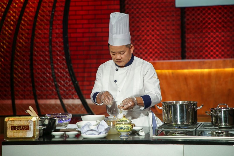 Chef Dương Huy Khải thực hiện súp yến hoa sen Chef Dương Huy Khải thực hiện súp yến hoa sen