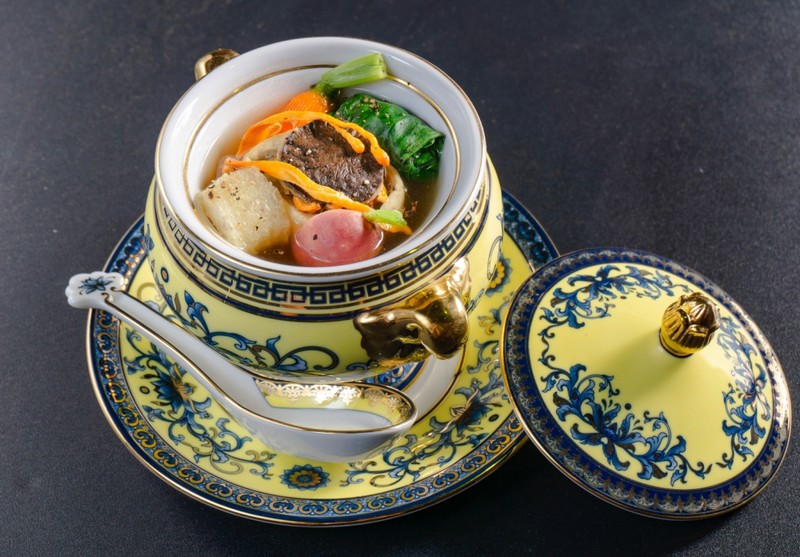 Chef Hoàng Sin và món Canh chả Yến lá chùm ngây Chef Hoàng Sin và món Canh chả Yến lá chùm ngây