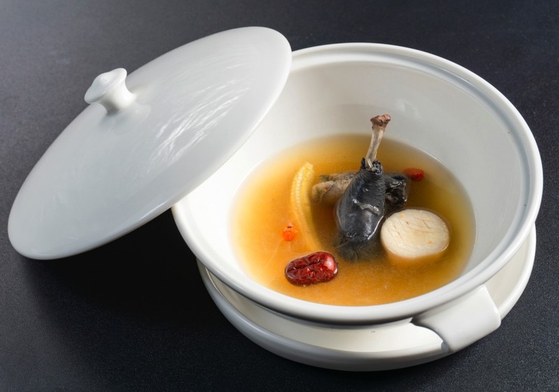 Chef Tommy với món Gà ác cuộn yến Chef Tommy với món Gà ác cuộn yến