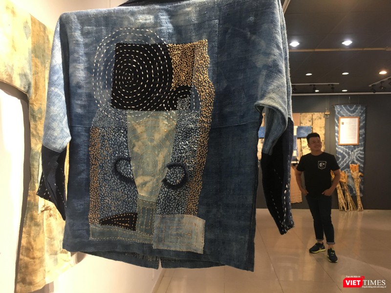 Thiết kế của Phạm Phan Hoàng Linh được làm từ vải nhuộm chàm và thêu tay truyền thống 