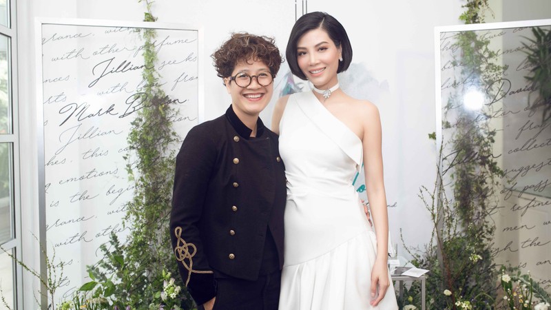 Bà Phạm Thị Hương Giang, đại diện cho nhà phân phối tại Việt Nam và siêu mẫu Vũ Cẩm Nhung 