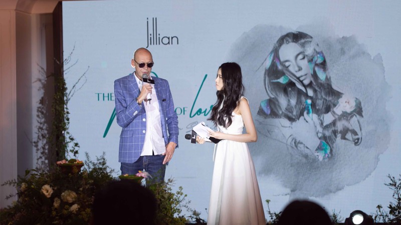 "Phù thủy nước hoa" người Anh Mark Buxton trả lời câu hỏi của người tham dự sự kiện