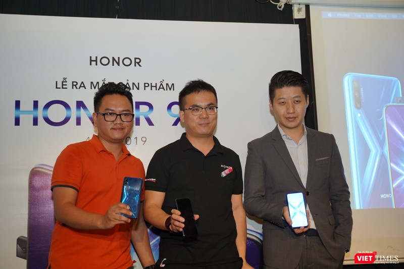 ông Simon Xu, Chủ tịch Honor Vietnam và Thái Lan (giữa ảnh) phát biểu tại buổi họp báo ông Simon Xu, Chủ tịch Honor Vietnam và Thái Lan (giữa ảnh) phát biểu tại buổi họp báo