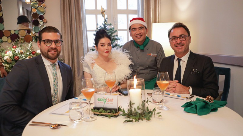 Giám khảo Lý Nhã Kỳ cùng các giám khảo khách mời Giám khảo Lý Nhã Kỳ cùng các giám khảo khách mời