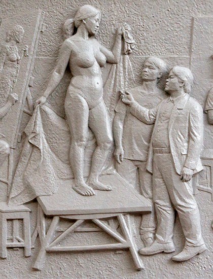 Hình ảnh thầy hiệu trưởng vào bức phù điêu lớn treo ở cổng trường