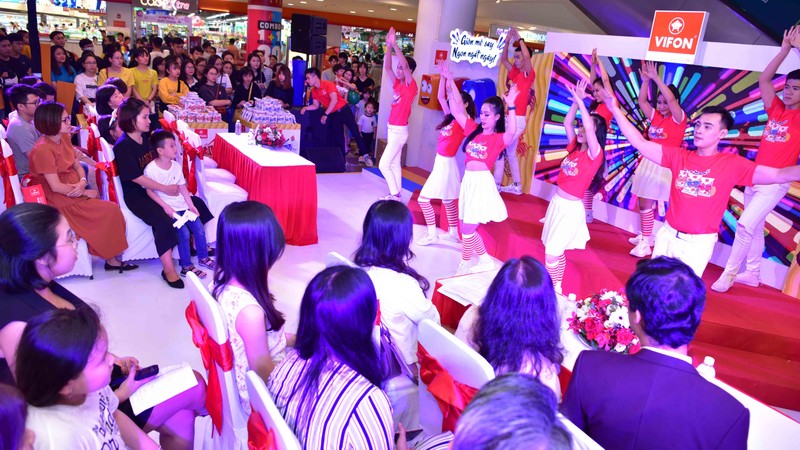 Khán giả hâm mộ đứng chờ Trúc Anh đông kín sảnh sự kiện Khán giả hâm mộ đứng chờ Trúc Anh đông kín sảnh sự kiện