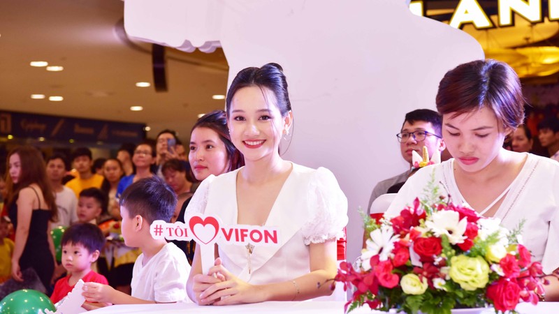 Trúc Anh ngoài đời mảnh mai, giản dị với chiếc đầm trắng Trúc Anh ngoài đời giản dị với chiếc đầm trắng