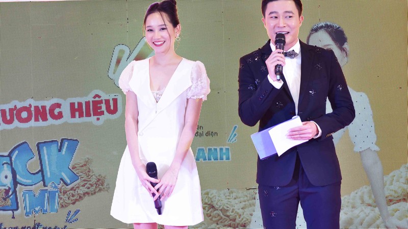 Hà Lan ngoài đời khá bẽn lẽn, khiêm tốn, giản dị Hà Lan ngoài đời khá bẽn lẽn, khiêm tốn, giản dị