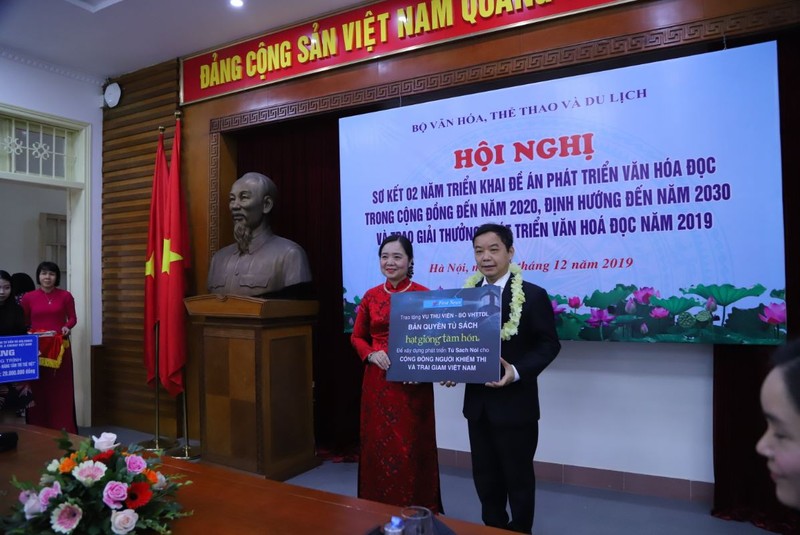 Bà Vũ Dương Thúy Ngà - Vụ trưởng Vụ Thư Viện đại diện nhận bản quyền tủ sách “Hạt giống tâm hồn”