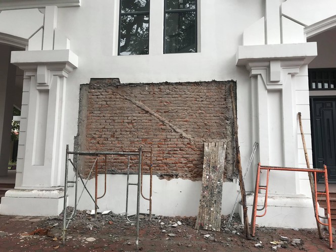 Bức phù điêu đã bị gỡ ra khỏi bức tường vào tối 21/12 - Ảnh Nguyên Khánh Bức phù điêu đã bị gỡ ra khỏi bức tường vào tối 21/12 - Ảnh Nguyên Khánh