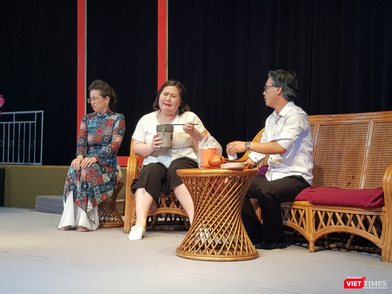 Cười ra nước mắt với những màn diễn của diễn viên - đạo diễn Quốc Thịnh (bên phải ảnh) Cười ra nước mắt với những màn diễn của diễn viên - đạo diễn Quốc Thịnh (bên phải ảnh)