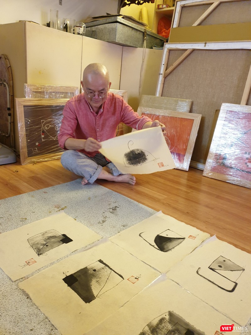 Tào Linh - họa sĩ tuổi Canh Tý kể chuyện vẽ tranh chuột ảnh 2 Họa sĩ Tào Linh bên bộ tranh chuột tại xưởng vẽ