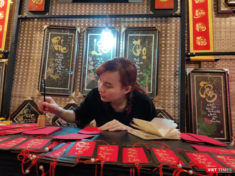 Nữ thư pháp gia còn rất trẻ miệt mài với những phong bao lì xì chúc xuân