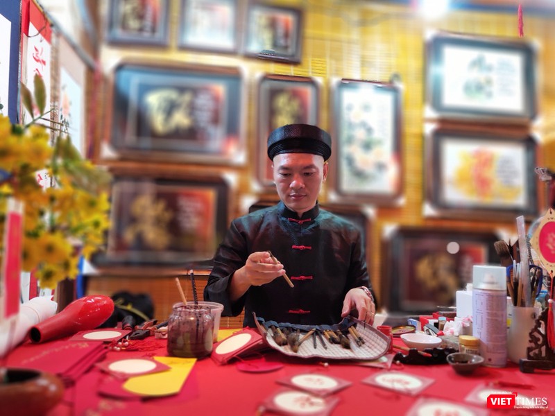 Lựa từng cây bút để cho chữ người đi du xuân