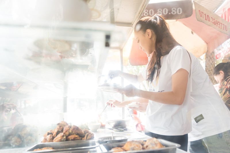 Quán cơm nhỏ là nơi Kim Duyên vẫn tới làm việc sau giờ học