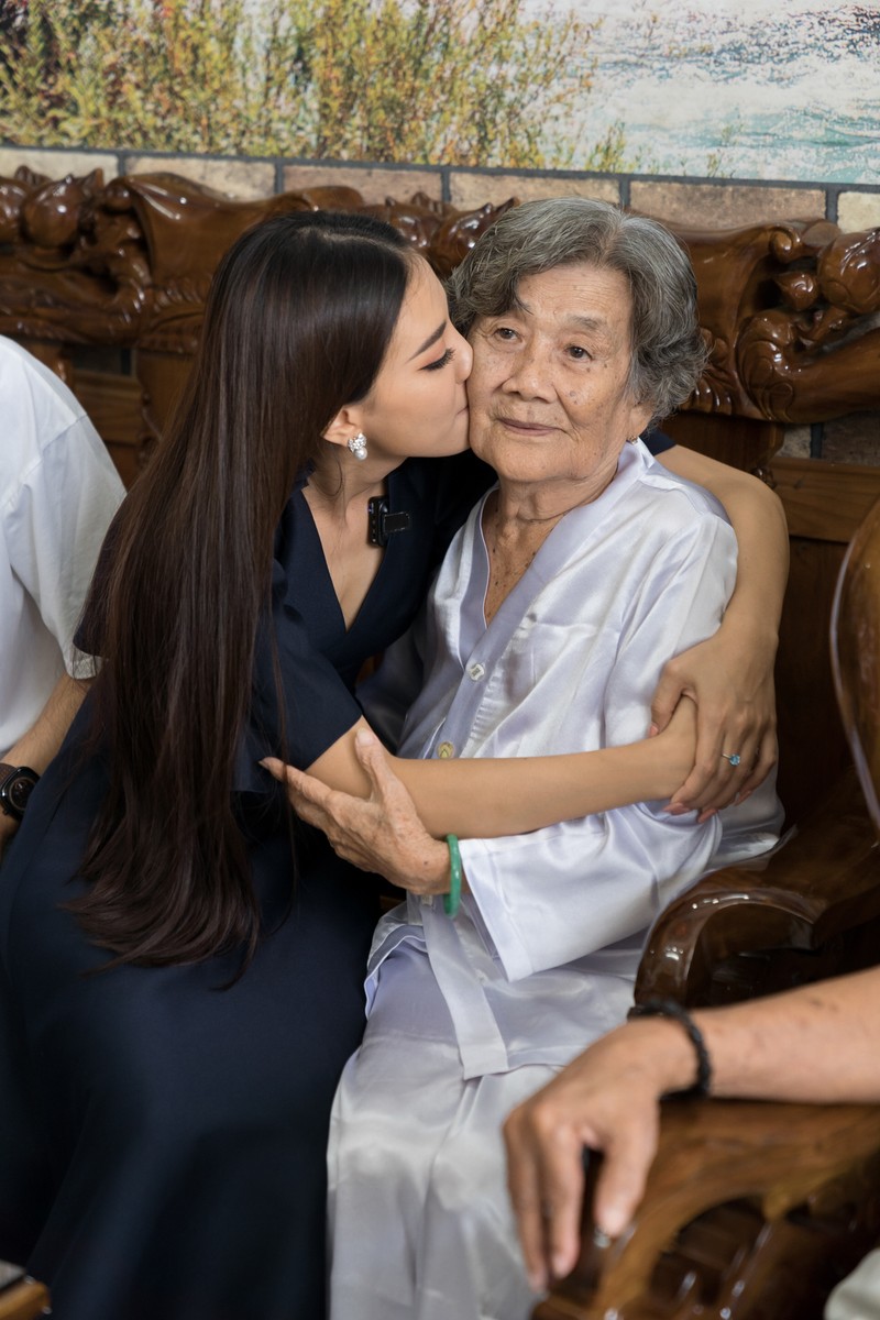 Á hậu Kim Duyên xúc động gặp lại ông bà nội 