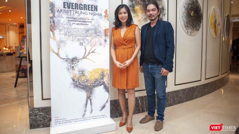 Bà Lý Bích Ngọc (đại diện Lythi Auction) và họa sĩ Trung Nghĩa 