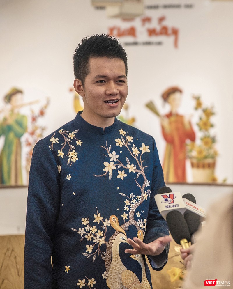 Họa sĩ Xuân Lam đưa tranh Tứ Bình lên áo dài xuân 