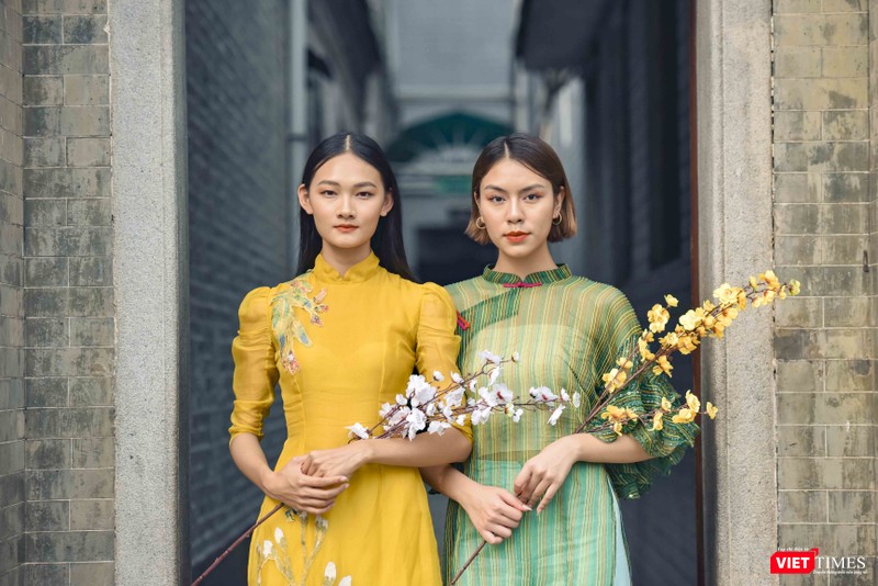 Khác với các tạo dáng high fashion ngày thường, Ngọc Ánh và Phương Linh hôm nay có phần dịu dàng, đằm thắm hơn trong bộ hình Tết