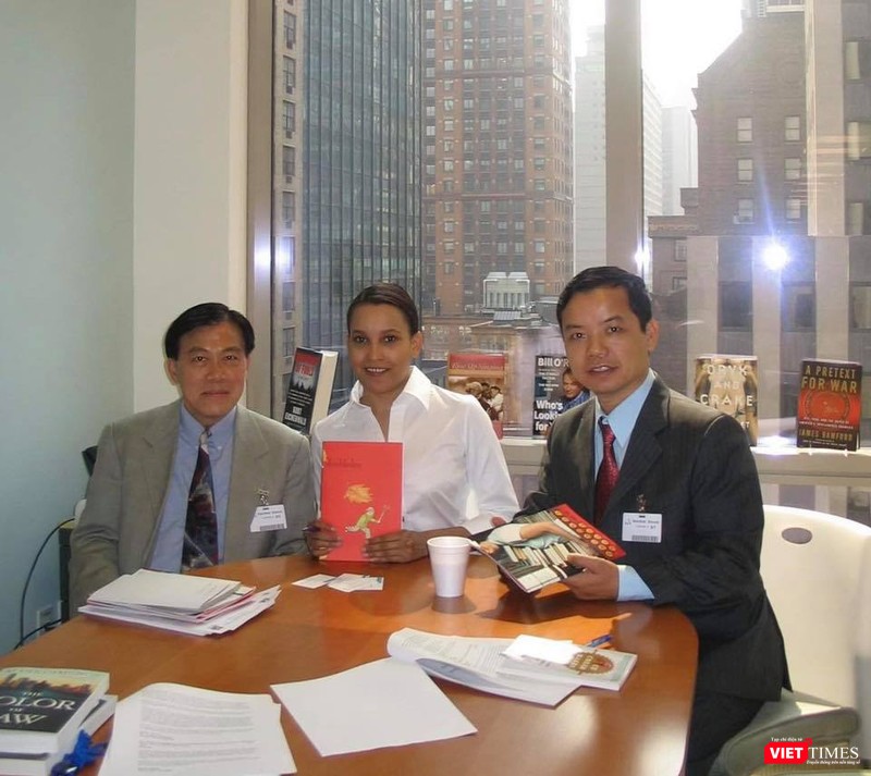 Ông Nguyễn Văn Phước bay sang Mỹ đàm phán bản quyền với đại diện tổ chức Napoleon Hill năm 2004 Ông Nguyễn Văn Phước bay sang Mỹ đàm phán bản quyền với đại diện tổ chức Napoleon Hill năm 2004