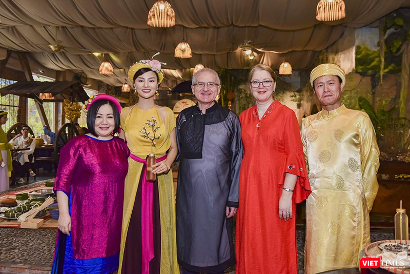 Bà Trang Lê và vợ chồng siêu mẫu Vũ Thu Phương cùng vợ chồng ông Paolo Lemma - Tham tán thương mại Tổng lãnh sự Italia tại thành phố Hồ Chí Minh Tham dự buổi tiệc đầu xuân còn đặc biệt có sự góp mặt của vợ chồng ông Paolo Lemma - Tham tán thương mại Tổng lãnh sự Italia tại thành phố Hồ Chí Minh Bà Trang Lê và vợ chồng siêu mẫu Vũ Thu Phương cùng vợ chồng ông Paolo Lemma - Tham tán thương mại Tổng lãnh sự Italia tại thành phố Hồ Chí Minh Tham dự buổi tiệc đầu xuân còn đặc biệt có sự góp mặt của vợ chồng ông Paolo Lemma - Tham tán thương mại Tổng lãnh sự Italia tại thành phố Hồ Chí Minh