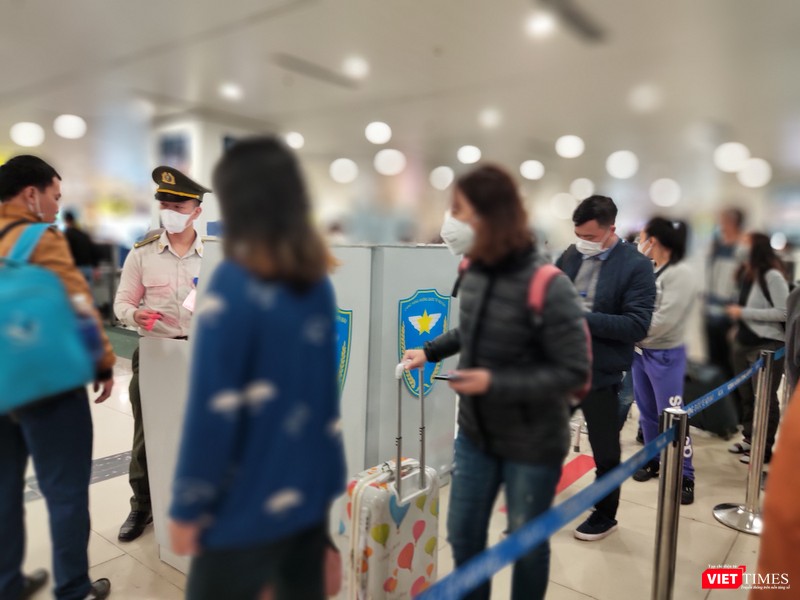 Cả hành khách lẫn nhân viên sân bay đều phải đeo khẩu trang 