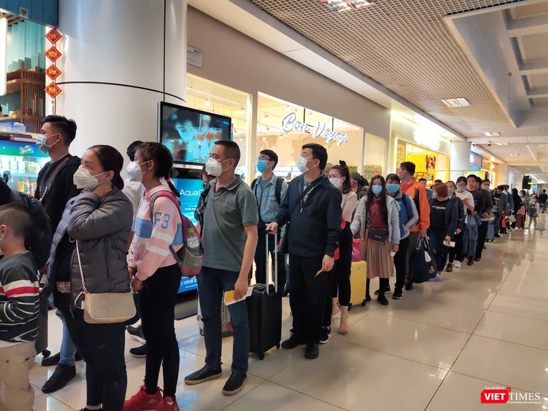 Hành khách xếp hàng ra cửa máy bay tại sân bay Nội Bài
