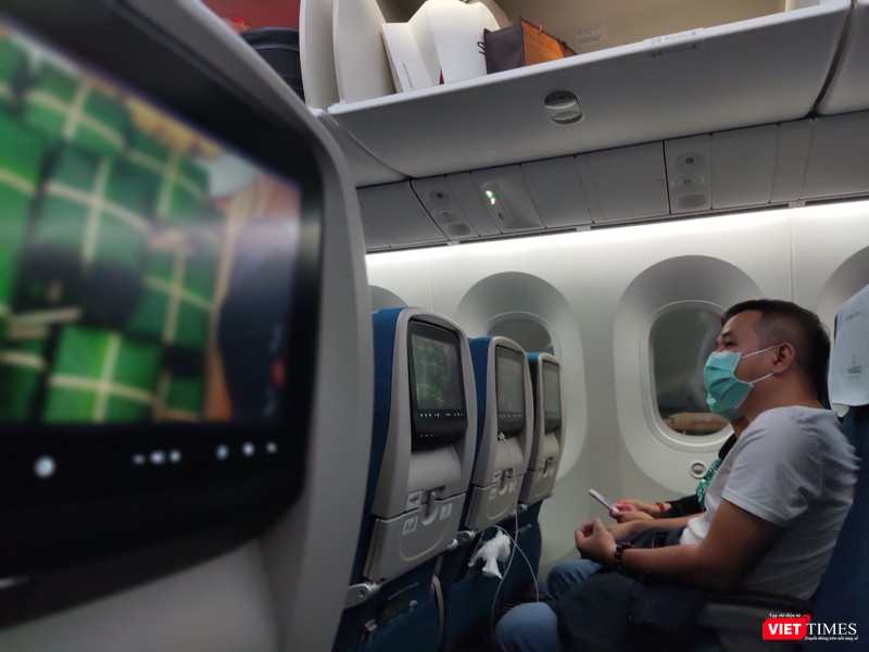 Hành khách đeo khẩu trang suốt chuyến bay Tết 