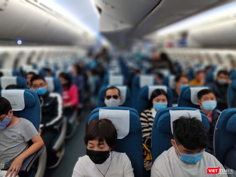 Hầu như toàn bộ hành khách trên các chuyến bay đều đeo khẩu trang
