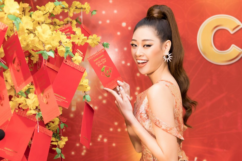 Hoa hậu gửi lời chúc mừng năm mới đến toàn thể mọi người Hoa hậu gửi lời chúc mừng năm mới đến toàn thể mọi người