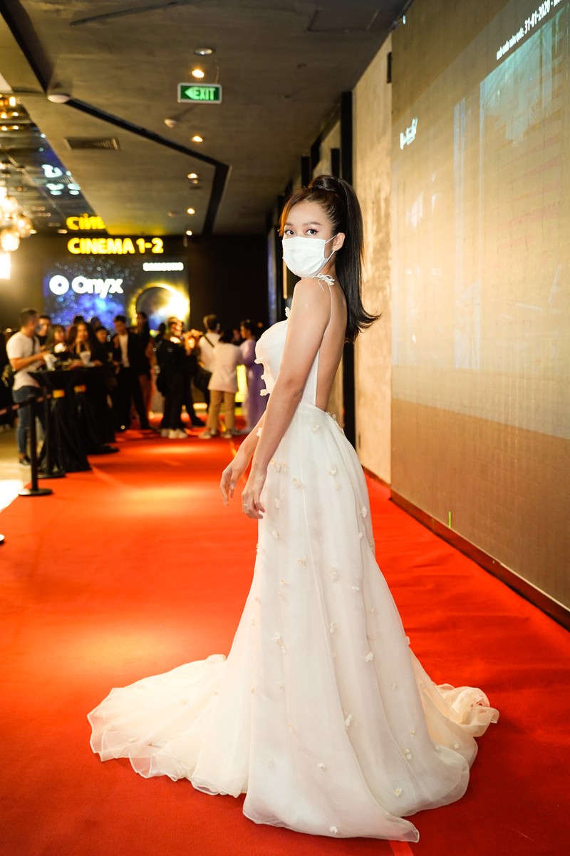 Diễn viên Khả Ngân lộng lẫy trong bộ váy trắng hở lưng táo bạo