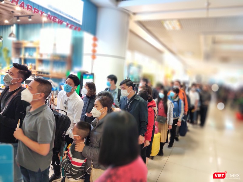 Quá cảnh ở sân bay, nỗi kinh hoàn virus Corona