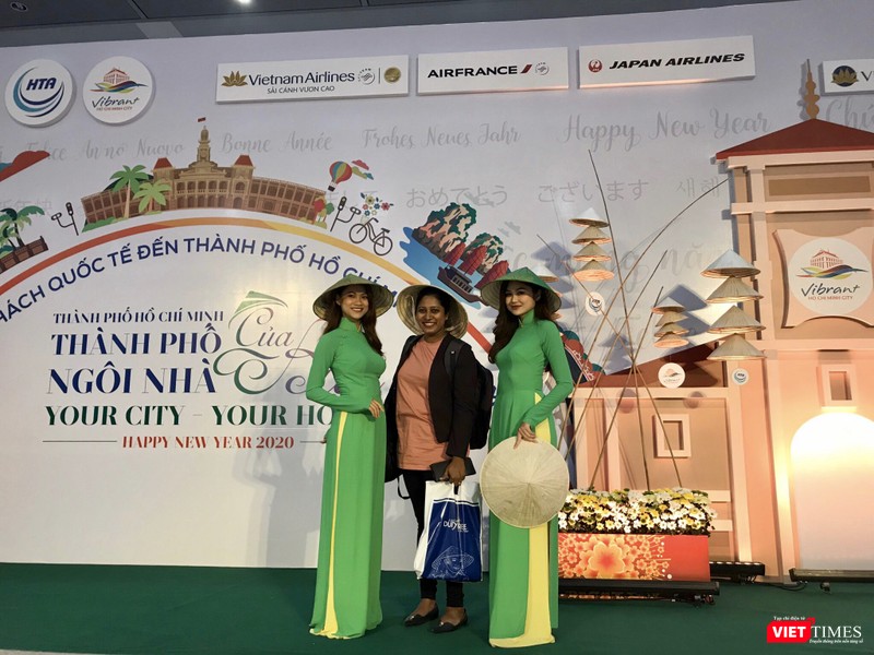 Tặng nón, tặng quà khách du lịch đến TPHCM hôm 1/1/2020