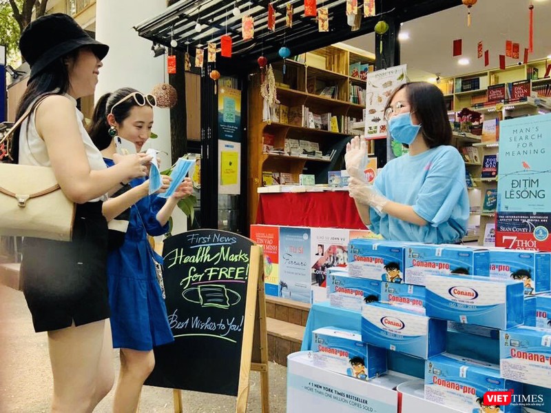 First News Trí Việt tặng 10.000 khẩu trang miễn phí tới du khách trên Đường sách First News Trí Việt tặng 10.000 khẩu trang miễn phí tới du khách trên Đường sách