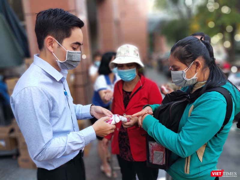 Nhân viên Phòng Công tác xã hội hướng dẫn sử dụng nước súc miệng, kem đánh răng sát khuẩn