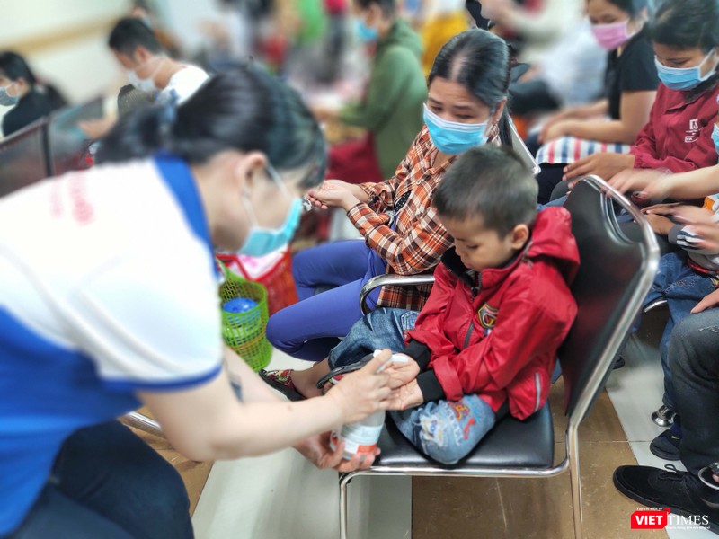 Nhân viên Phòng Công tác xã hội hướng dẫn rửa tay sát khuẩn