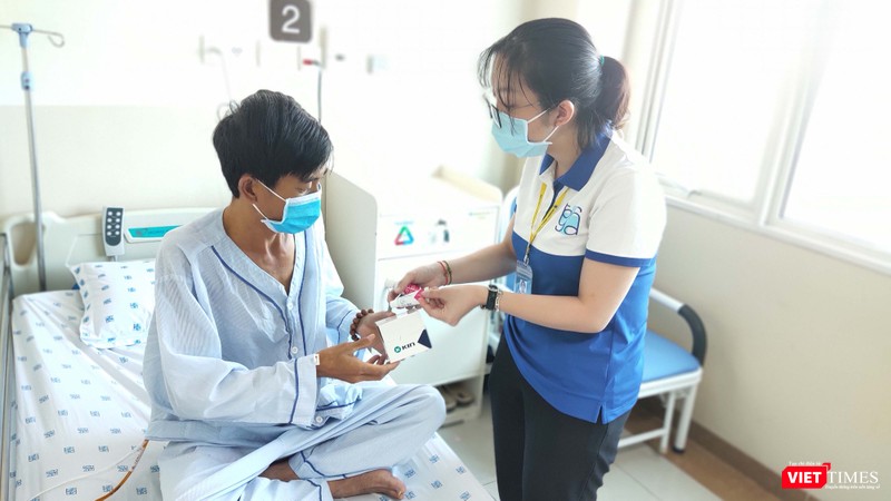 Tiến hành tặng nước súc miệng, kem đánh răng sát khuẩn vào nhiều phòng bệnh 