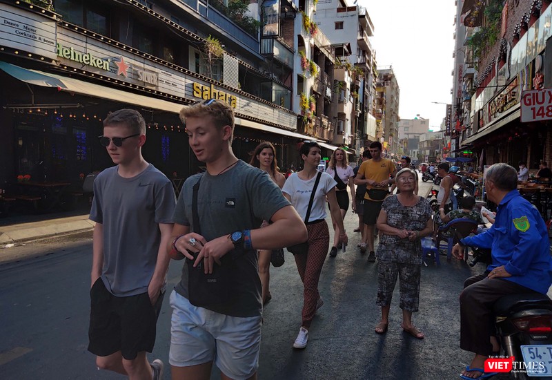 Một số du khách mới vừa tới, không đeo khẩu trang, nhưng cũng hờ hững với các nhà hàng Một số du khách mới vừa tới, không đeo khẩu trang, nhưng cũng hờ hững với các nhà hàng